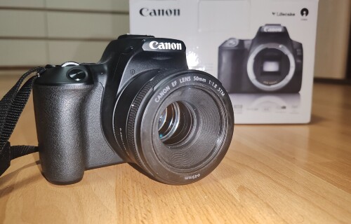 Canon EOS 250D s 50mm objektívom + 18-55 objektív