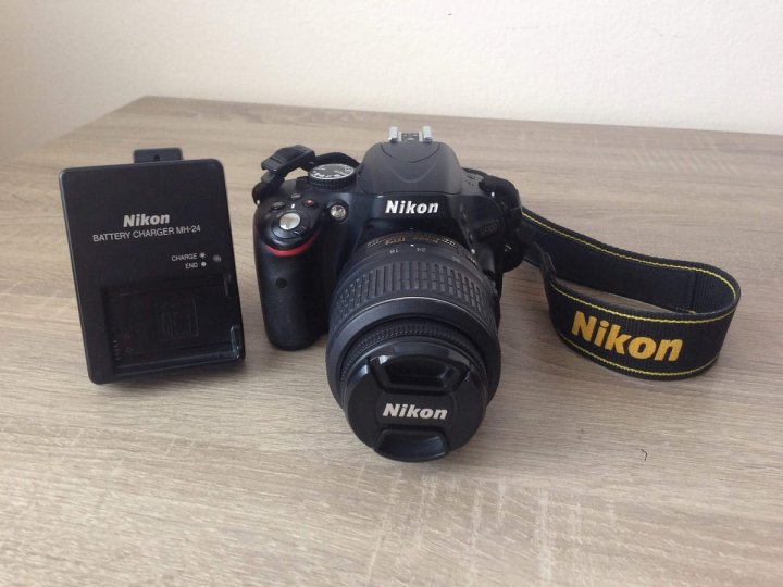 Predam Nikon D5100 + objektiv Nikkor 18-55mm AF-S f/ 3.5-5.6