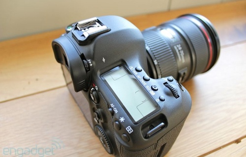 Canon EOS 5D Mark III DSLR fotoaparát s 24-70mm objektív