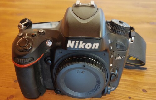 Predám Nikon D600